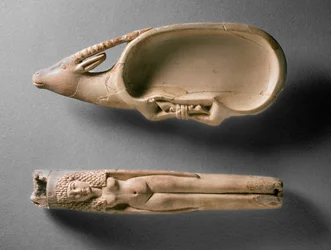 Kohltube in de vorm van een naakte vrouw en een cosmeticaschotel in de vorm van een ibex met gebonden poten, uit graf 562, Qau